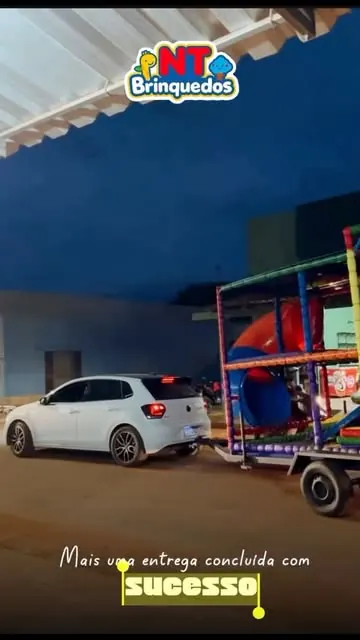 Carretinha Kid Play saindo da fábrica da NT Brinquedos rebocada por um carro